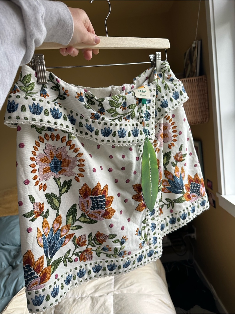 FARM Rio White Mini Skirt with Multicolor Floral Embroidery - Picture 1 of 4